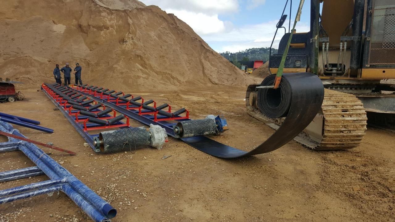 Cómo Calcular la Velocidad de una Banda Transportadora